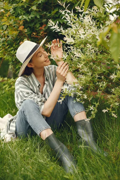 Mulher elegante passar o tempo em um parque de primavera — Fotografia de Stock