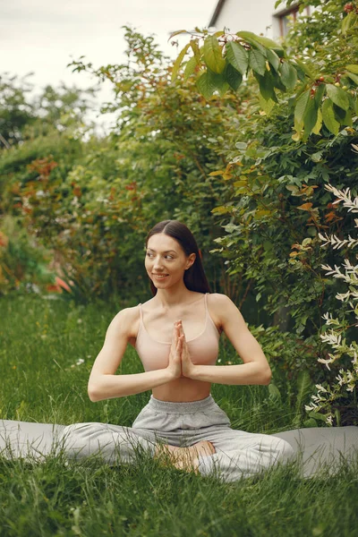 Parkta yoga yapan bir kadın.