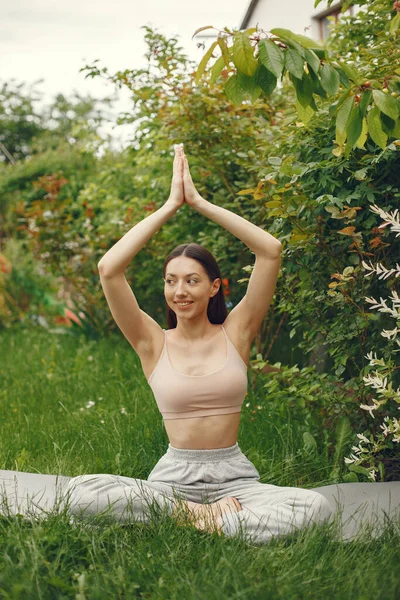 Parkta yoga yapan bir kadın.