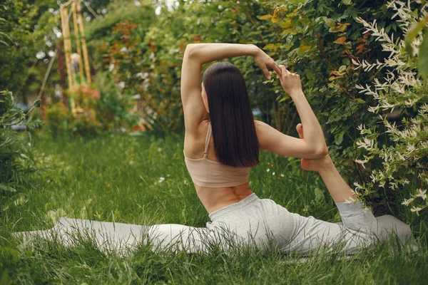 Femme pratiquant le yoga avancé dans un parc — Photo