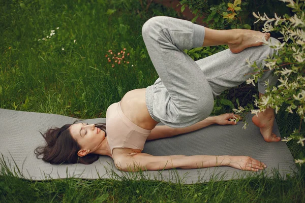 Femme pratiquant le yoga avancé dans un parc — Photo
