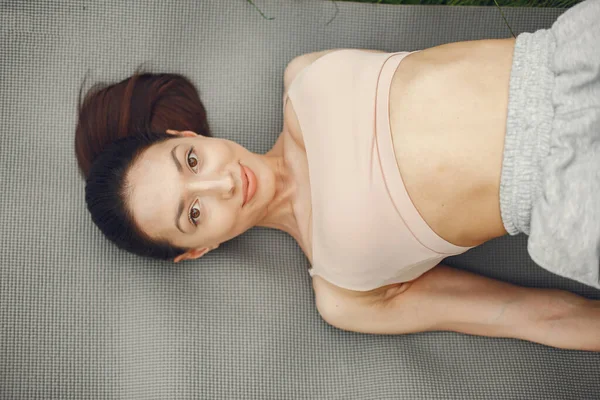 Parkta yoga yapan bir kadın.