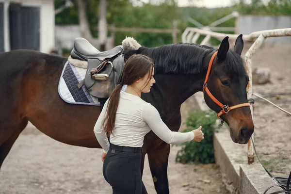 Menina elegante em uma fazenda wiith um cavalo — Fotografia de Stock