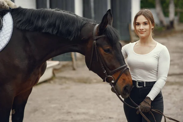 Menina elegante em uma fazenda wiith um cavalo — Fotografia de Stock