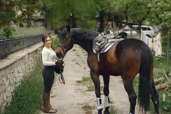 Menina elegante em uma fazenda wiith um cavalo — Fotografia de Stock