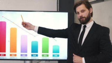 İş adamı ya da mühendis, üniversitelerin önünde sunum yapıyor.