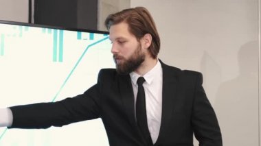 İş adamı ya da mühendis, üniversitelerin önünde sunum yapıyor.