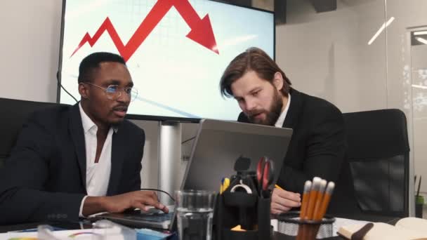Deux hommes d'affaires en costume discutant au bureau — Video
