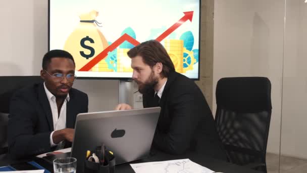 Due uomini d'affari in giacca e cravatta che discutono in ufficio — Video Stock