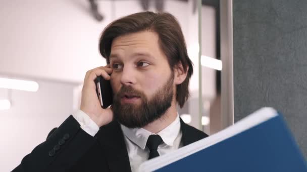 Empreendedor falando no telefone celular no escritório — Vídeo de Stock