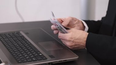 Ofisinde yığınla parası olan kıdemli işadamı.