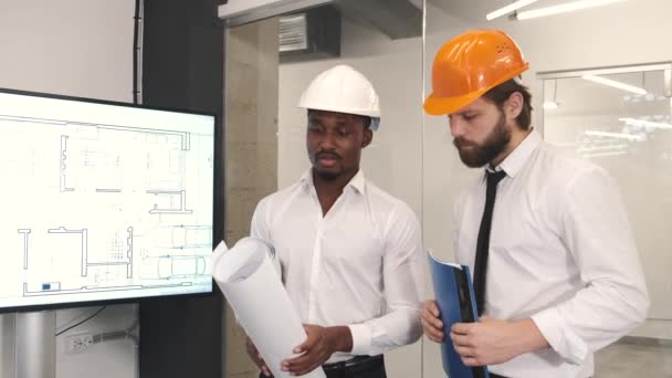 Arquitecto e ingeniero mirando el plano del scketch en la oficina y discutiendo el proyecto — Vídeo de stock