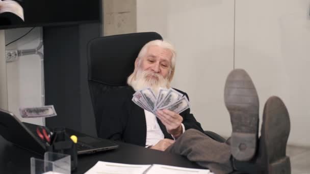 Hombre de negocios senior con un montón de dinero en la oficina — Vídeo de stock