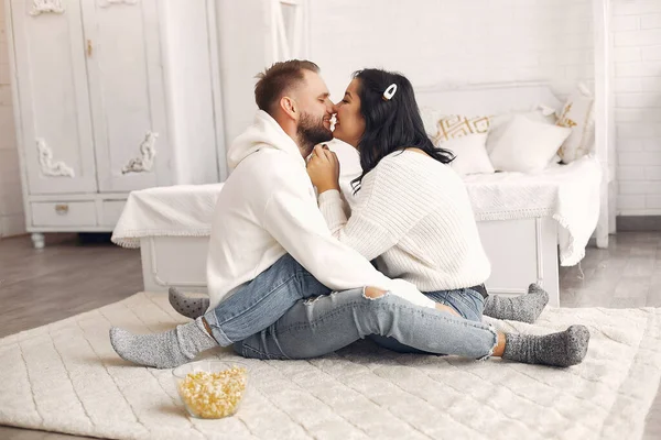 Beau couple passer du temps dans une chambre — Photo