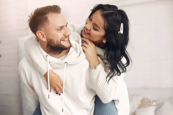 Schönes Paar verbringt Zeit im Schlafzimmer — Stockfoto