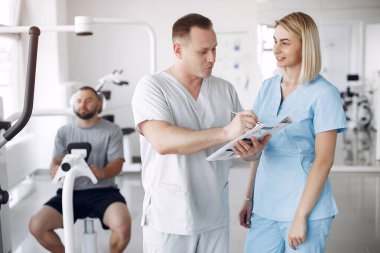 Fizyoterapi kliniğinde hastası olan bir doktor.