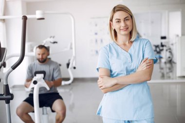 Fizyoterapi kliniğinde hastası olan bir doktor.