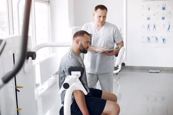 Arzt mit Patient in Physiotherapie-Klinik — Stockfoto