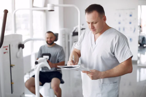 Arzt mit Patient in Physiotherapie-Klinik — Stockfoto