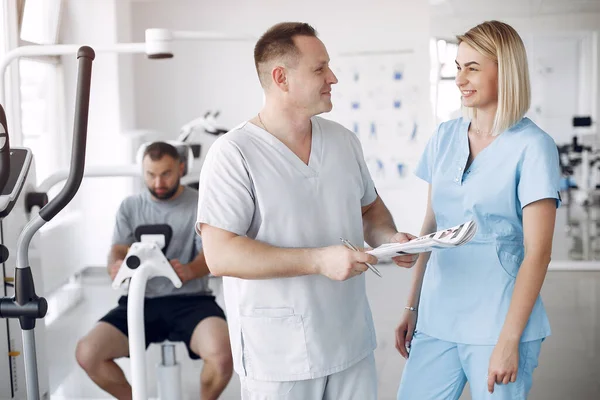 Arzt mit Patient in Physiotherapie-Klinik — Stockfoto