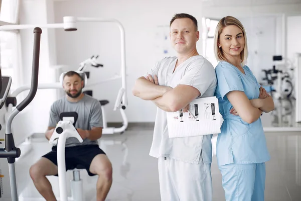 Médico com um paciente na clínica de fisioterapia — Fotografia de Stock