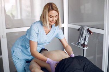 Doktor hastahanedeki adama masaj yapıyor.