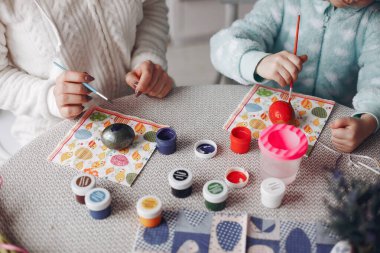 Anne ve küçük kızı mutfakta.