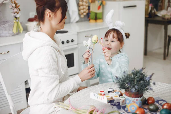 Mutter mit kleiner Tochter in der Küche — Stockfoto