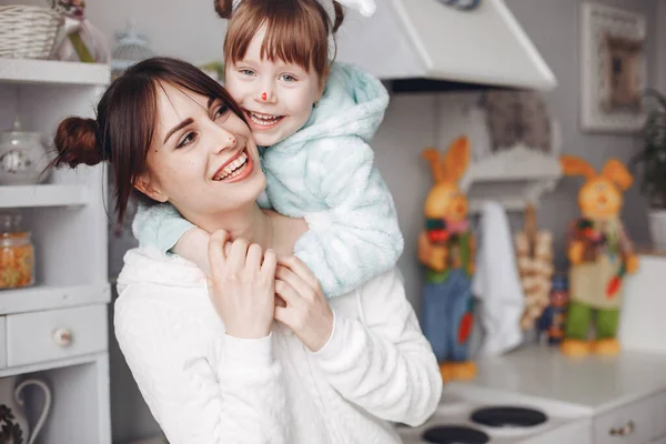 Madre con hija pequeña en una habitación — Foto de Stock