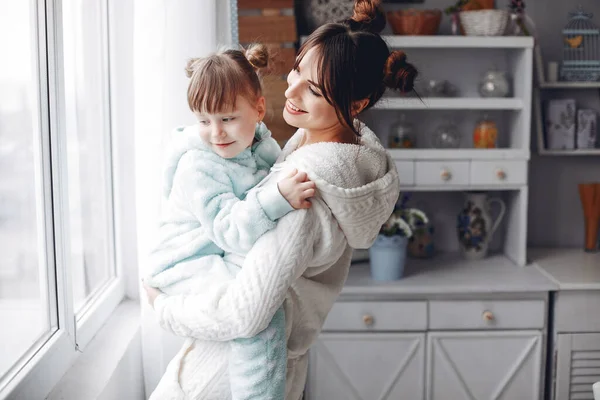 Madre con hija pequeña en una habitación — Foto de Stock