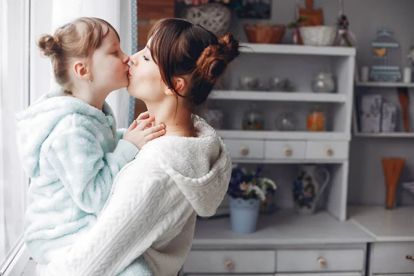 Madre con hija pequeña en una habitación — Foto de Stock