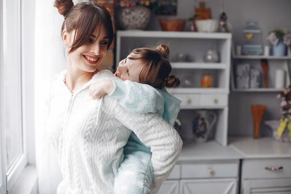 Madre con hija pequeña en una habitación — Foto de Stock