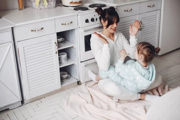 Madre con hija pequeña en una habitación — Foto de Stock