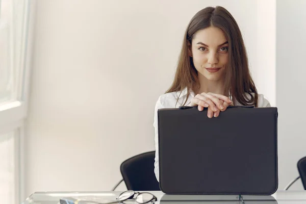 Egy lány ül az irodában egy laptoppal — Stock Fotó