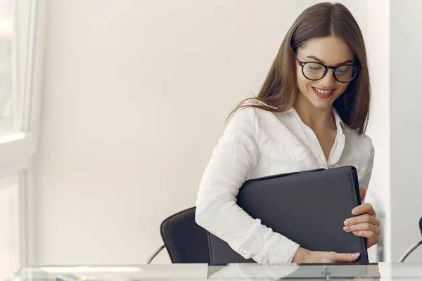 Egy lány ül az irodában egy laptoppal — Stock Fotó