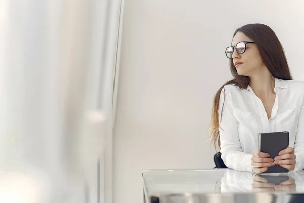 Mädchen steht mit Notizbuch im Büro — Stockfoto