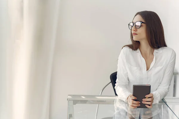 Mädchen steht mit Notizbuch im Büro — Stockfoto