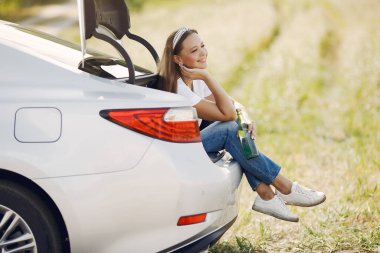 Bagajda suyla oturan zarif bir kadın.