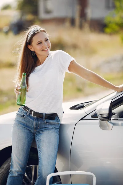 Elegant woman standing by the car — Stock Photo, Image