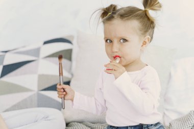 Evde makyaj malzemesi olan güzel bir kız.