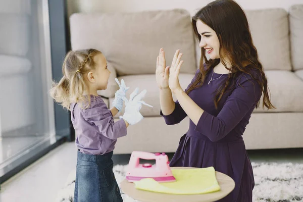 Mutter mit Tochter spielt mit Spielzeugeisen — Stockfoto