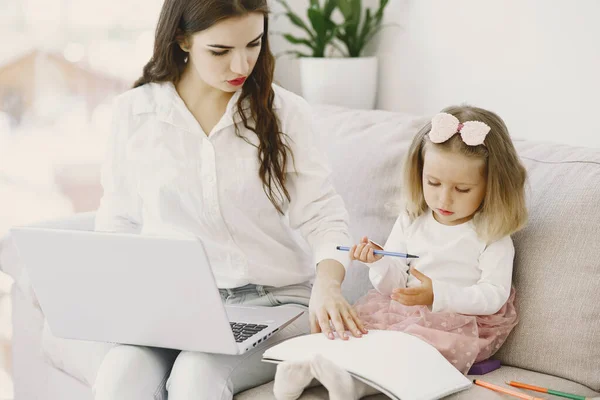 Frau mit Tochter benutzt Laptop — Stockfoto