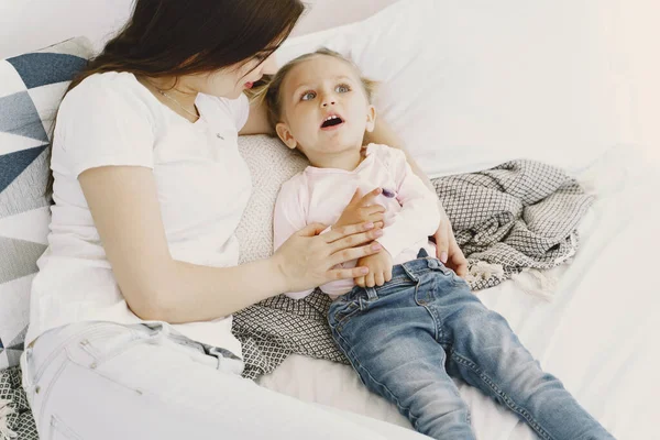 Mutter mit Thermometer sitzt neben Tochter — Stockfoto