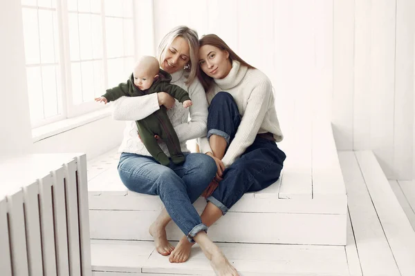 Elegantní babička doma s dcerou a vnučkou — Stock fotografie