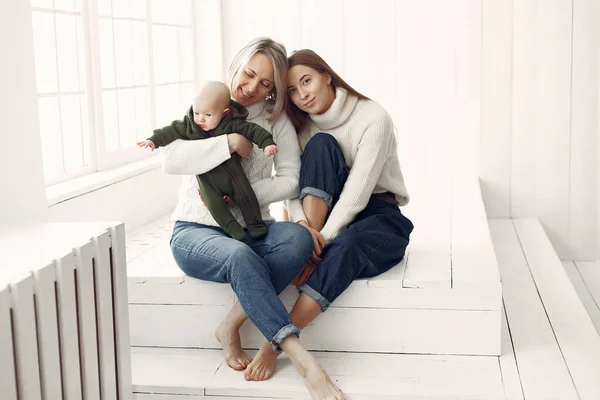 Elegante abuela en casa con hija y nieta — Foto de Stock