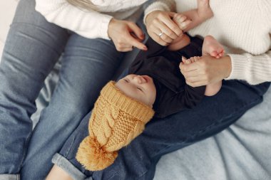 Evde kızı ve torunu olan zarif bir büyükanne.