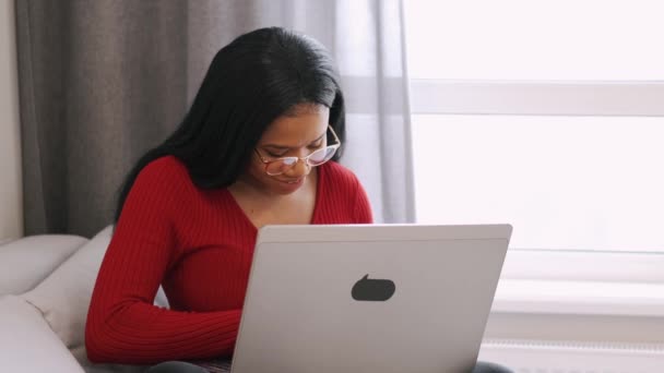 Afrikansk amerikansk kvinna med bärbar dator arbetar hemma — Stockvideo