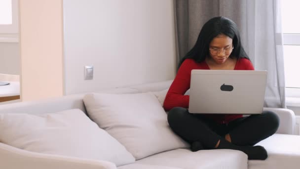 Afroamerikanerin mit Laptop arbeitet zu Hause — Stockvideo