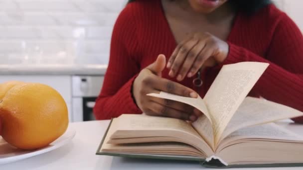 Menina afro-americana bebendo café e estudando em casa na cozinha — Vídeo de Stock