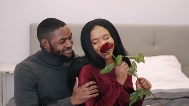 Afrykańska młoda para świętuje Walentynki w domu — Wideo stockowe